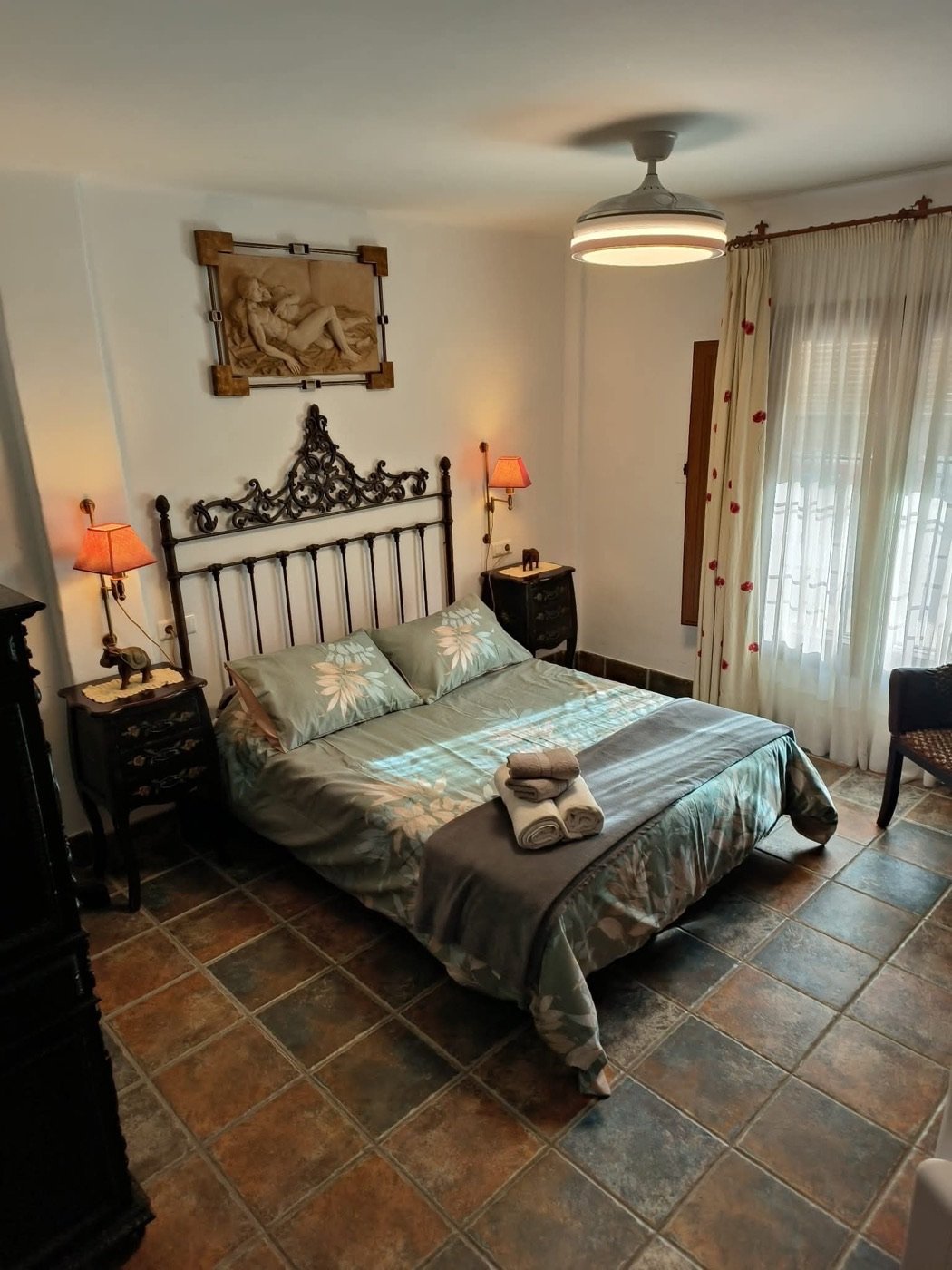 Dormitorio de matrimonio con ropa de cama verde