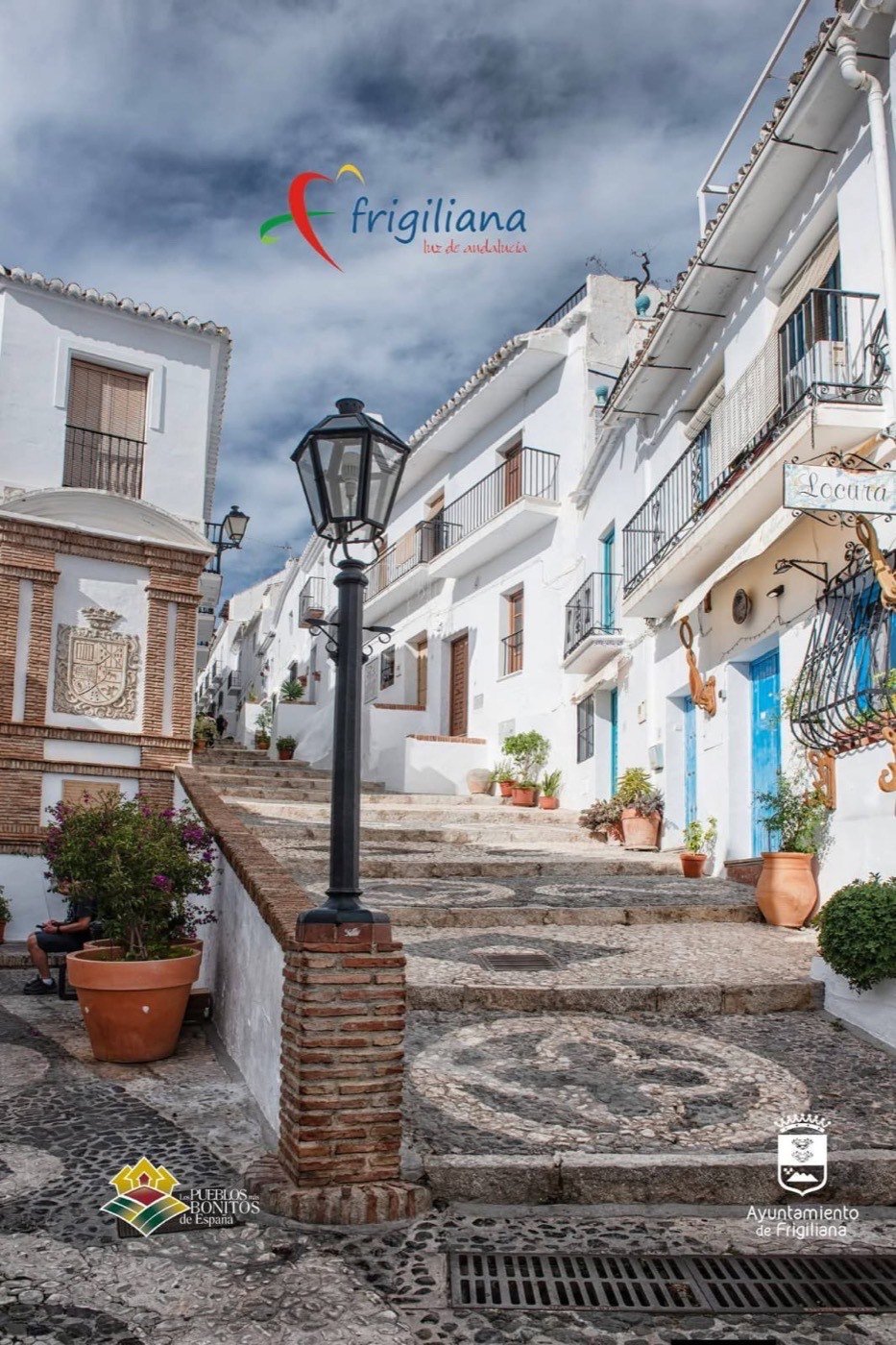 Plaza empedrada del casco antiguo de Frigiliana
