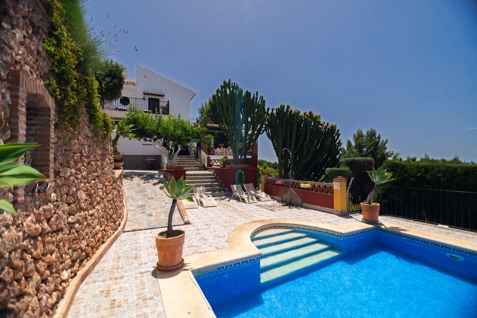Cortijo El Niño con piscina y vistas al Mediterráneo en Frigiliana