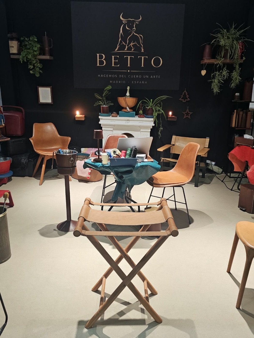 Betto Art Design of Leather en feria, stand con piezas de cuero artesanal