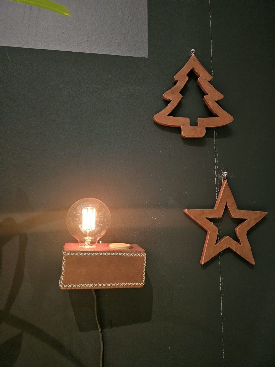 Betto Art Design of Leather en feria, stand con piezas de cuero artesanal
