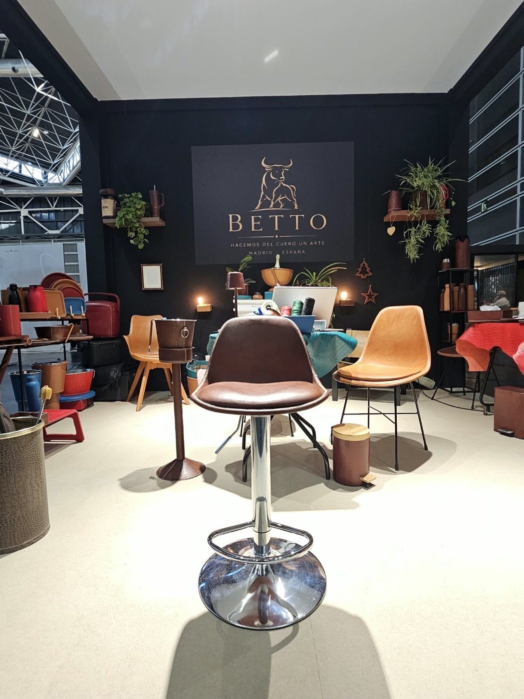 Betto Art Design of Leather en feria, stand con piezas de cuero artesanal