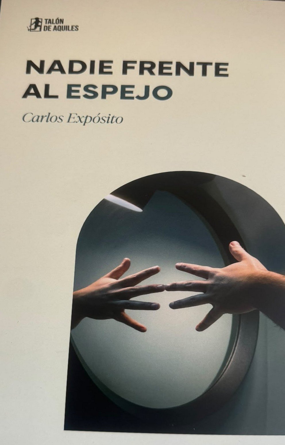 Portada de Nadie frente al espejo, de Carlos Expósito