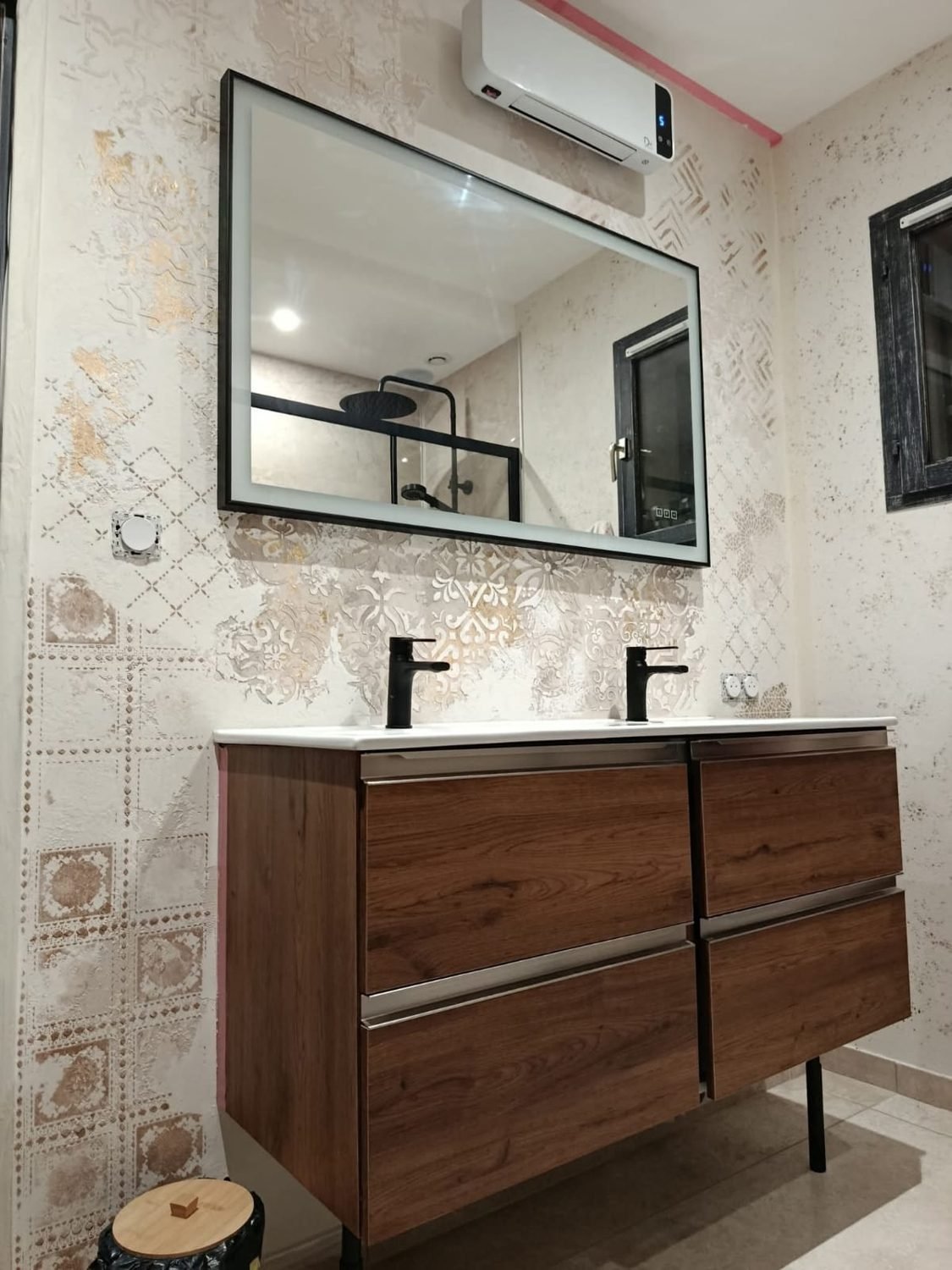 Baño con doble lavabo y frente de microcemento