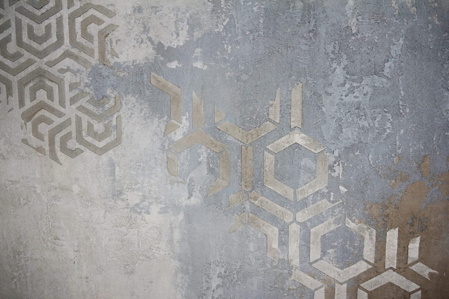 Pared con patrón de hexágonos sobre microcemento gris