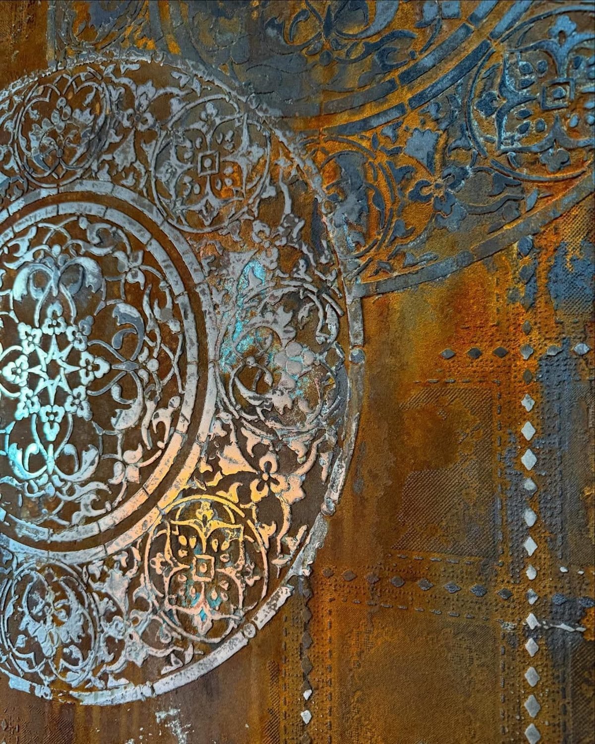 Mandala sobre pared con efecto óxido cálido