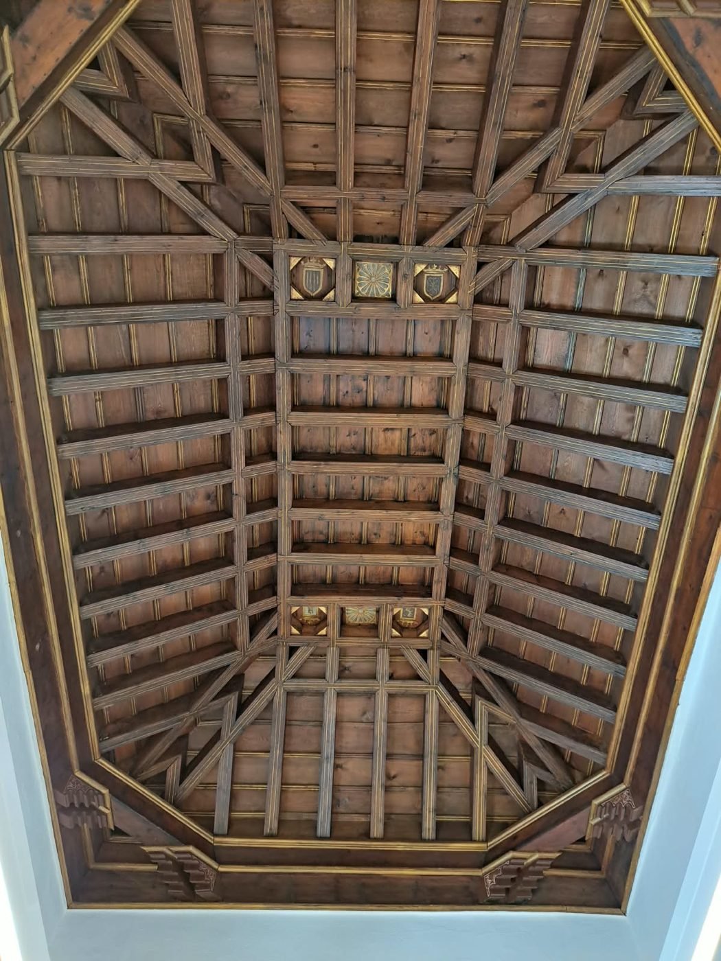Artesonado de madera decorativo