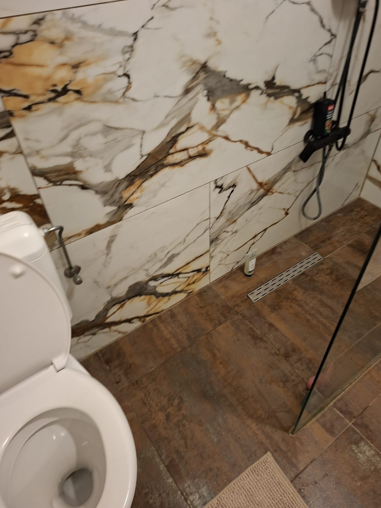 Baño premium terminado con mampara de cristal y porcelánico