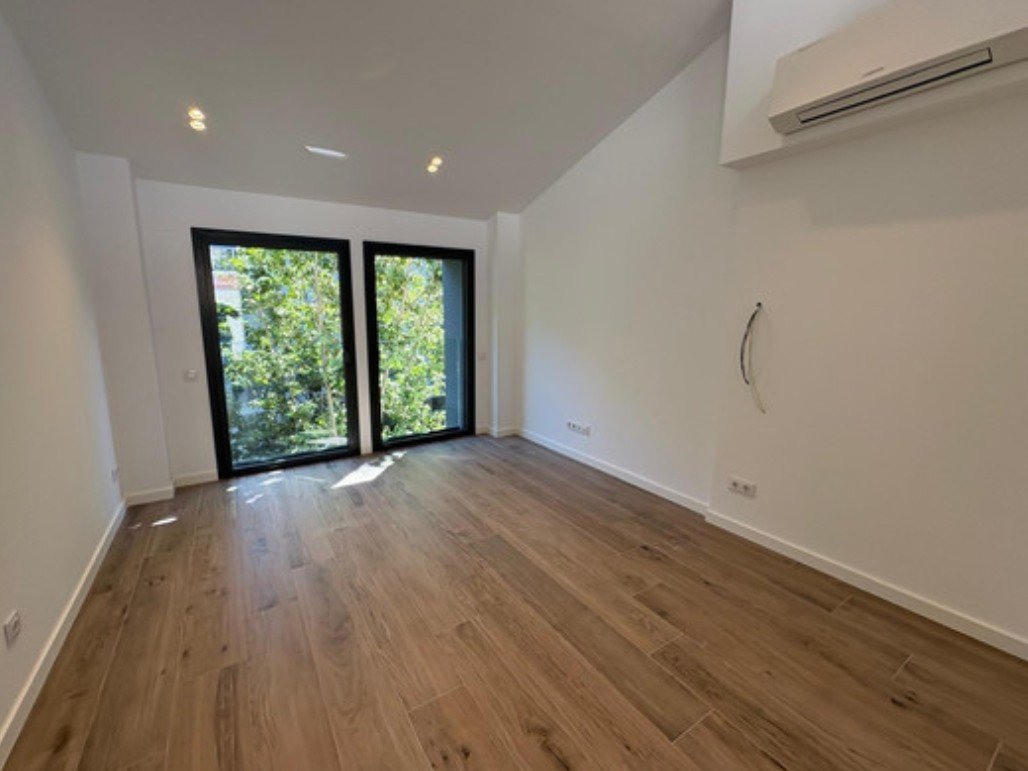 Dormitorio con parquet y salida a terraza