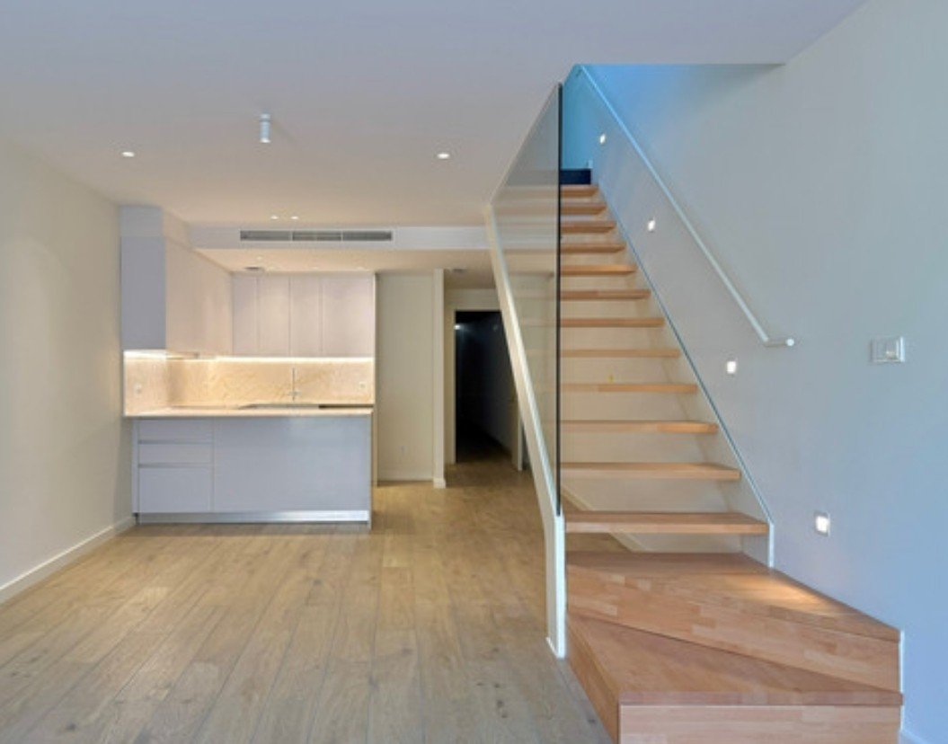 Escalera y tarima de madera