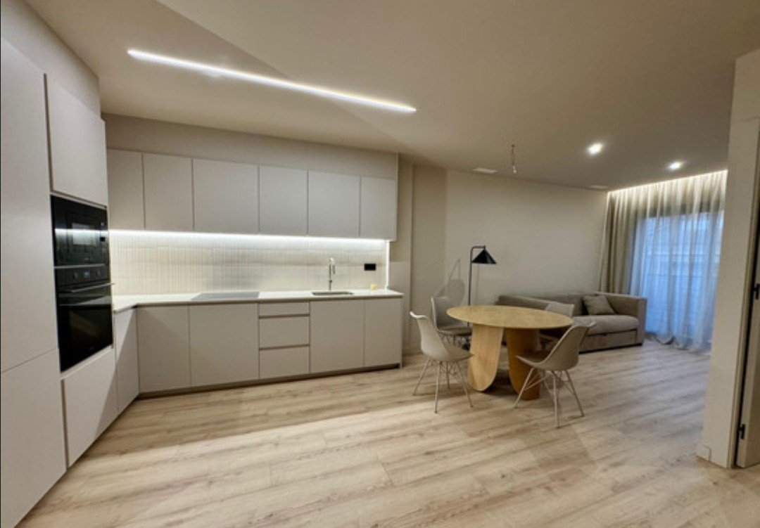 Reforma integral de vivienda con cocina y salón